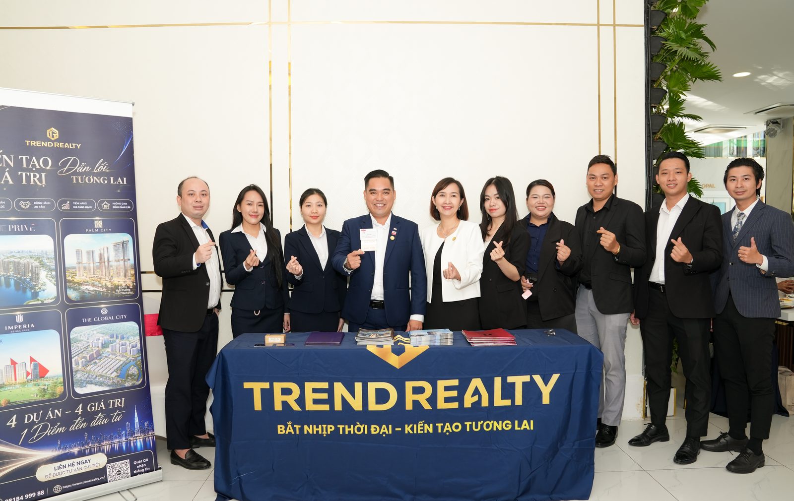 Đội ngũ Trend Realty giao lưu tại gian trưng bày dự án