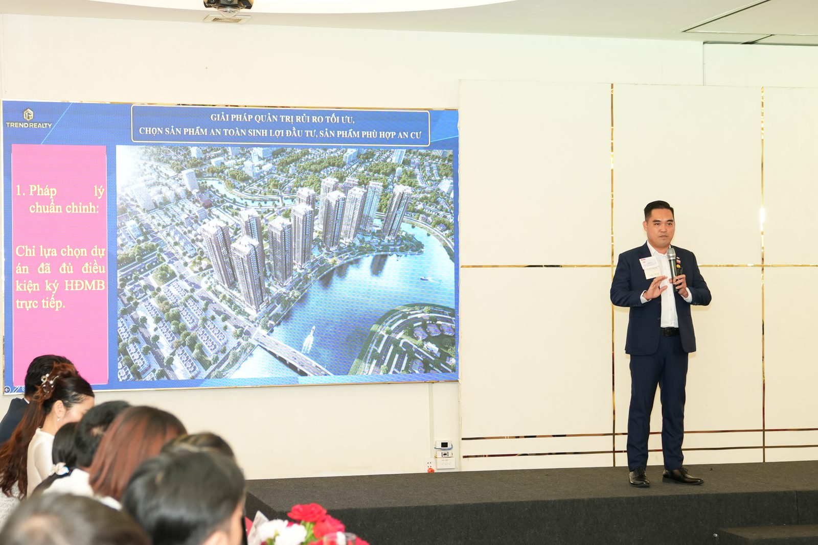 Mr. Lê Văn Vũ mở đầu phần Feature Presentation