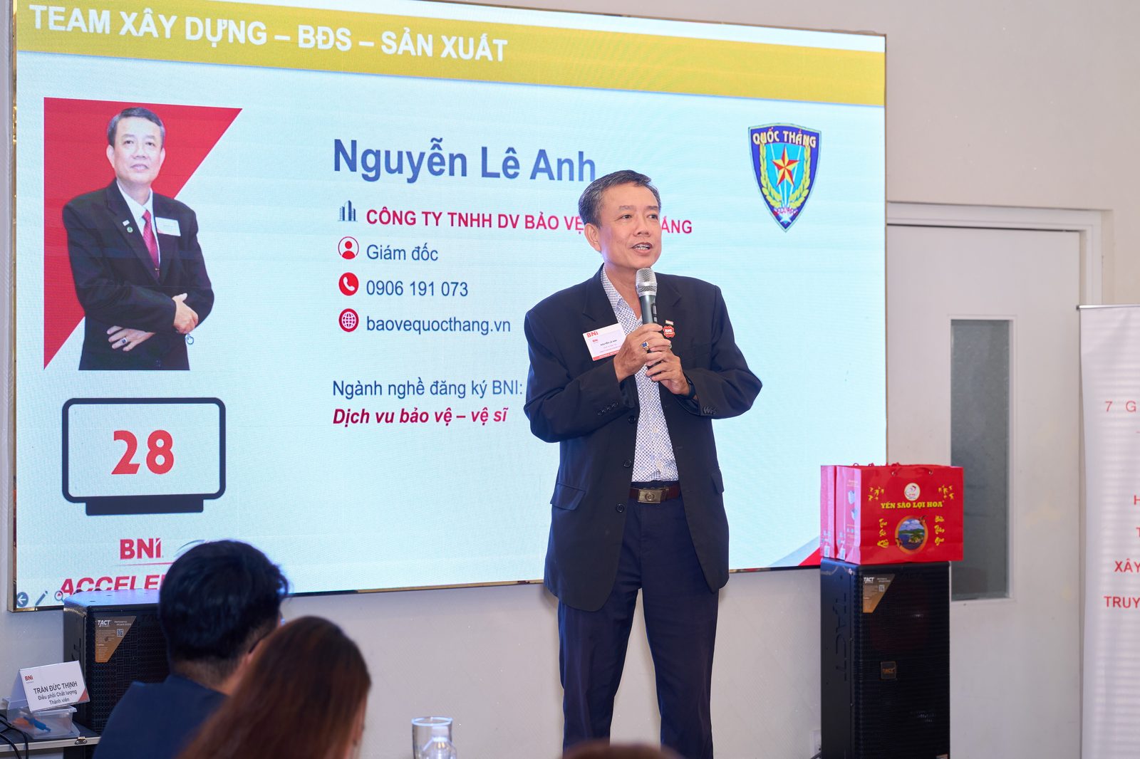 Mr. Nguyễn Lê Anh trình bày Feature Presentation