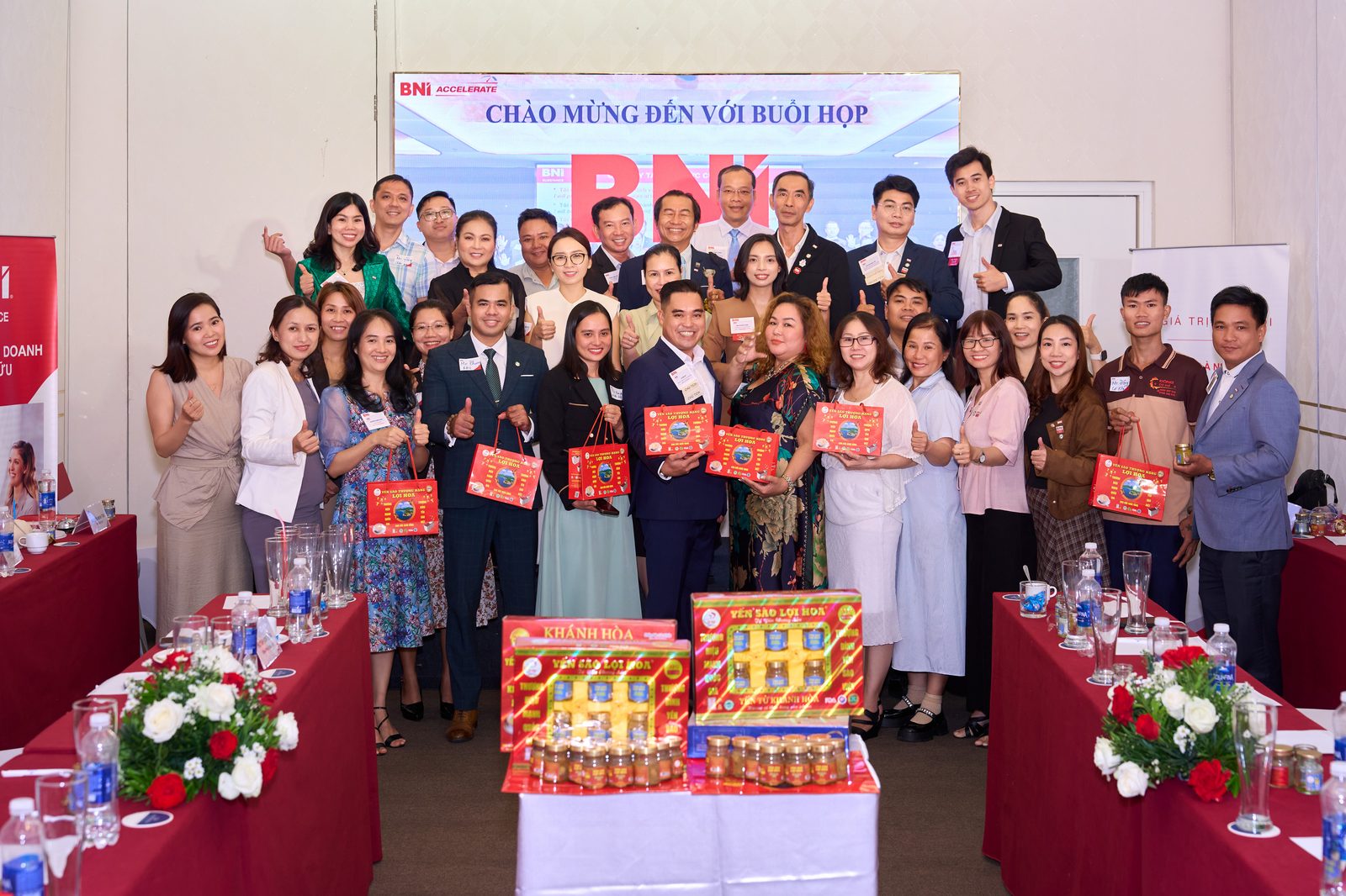 Thành viên và khách mời chụp ảnh lưu niệm ngay từ đầu chương trình, mở đầu buổi Kết nối Kinh doanh trong không khí sôi nổi.