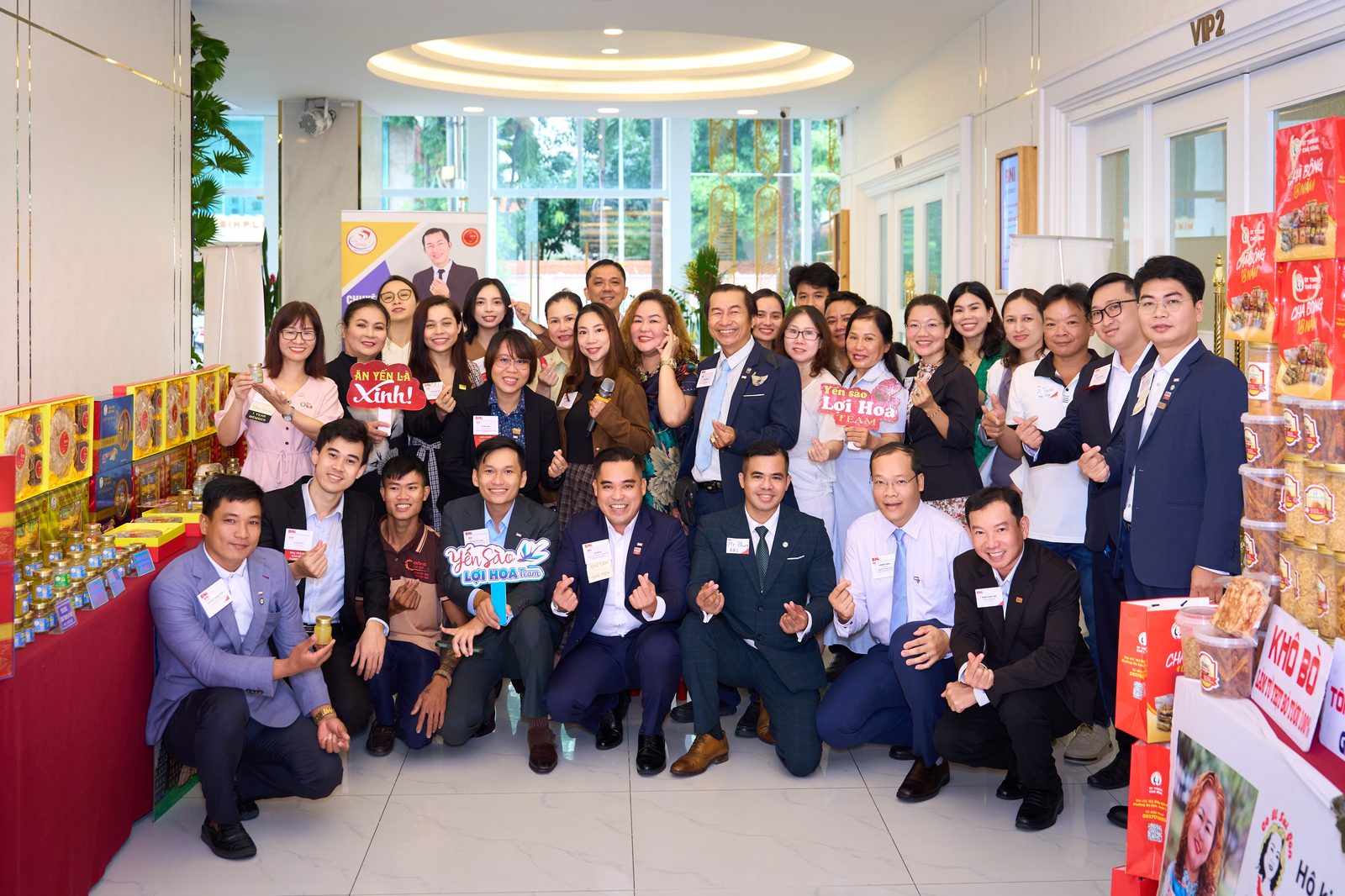 Không khí giao lưu sôi nổi bên gian trưng bày sản phẩm – các thành viên tranh thủ kết nối trước khi chương trình chính thức bắt đầu.