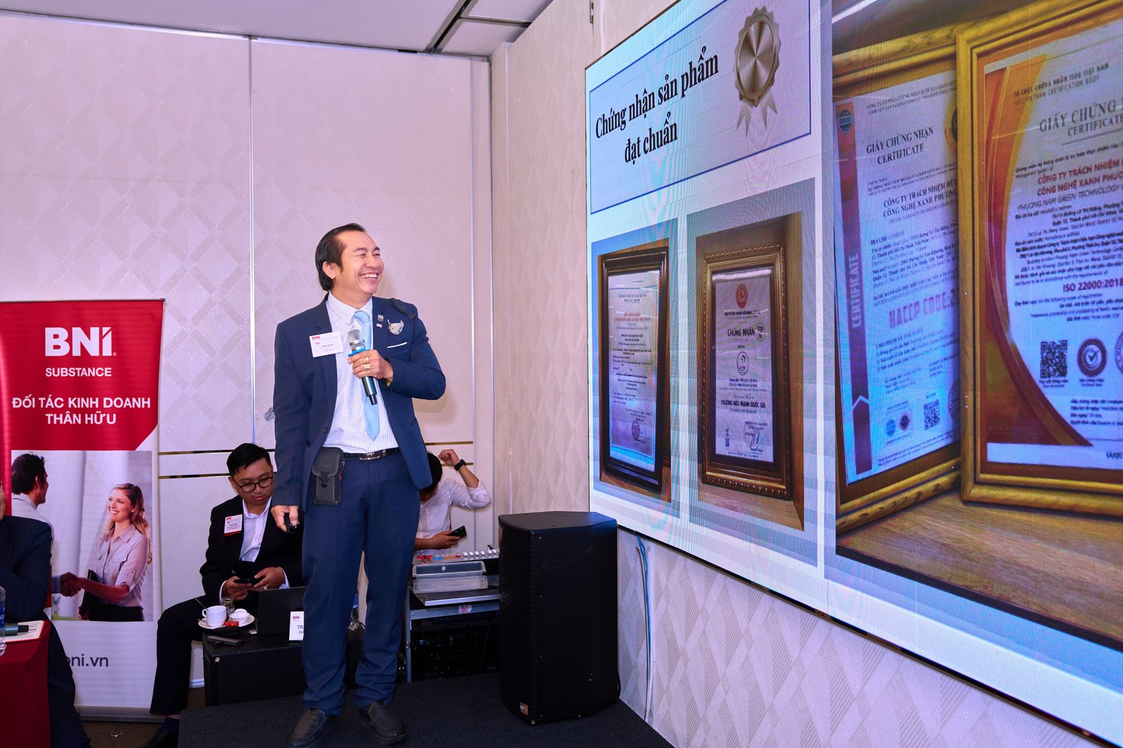 Mr. Trần Tấn Lợi giới thiệu các chứng nhận đạt chuẩn của Yến Lợi Hoa, bao gồm HACCP, ISO 22000:2018 và danh hiệu Thương hiệu Mạnh Quốc gia.