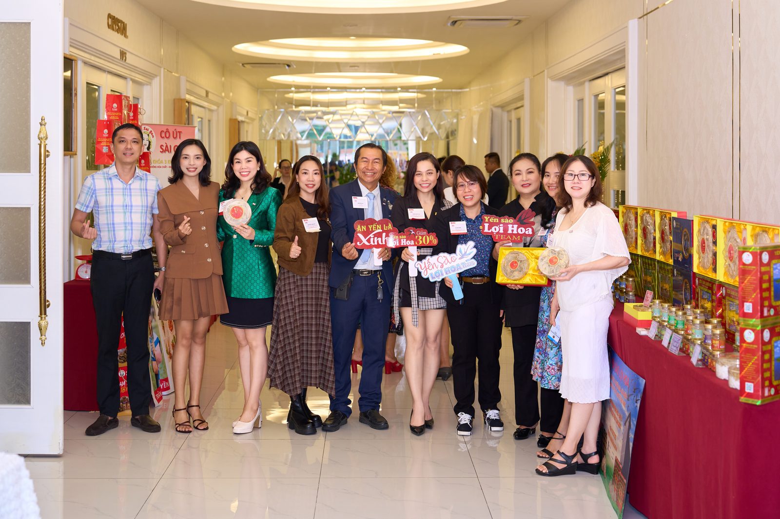 Thành viên và khách mời cùng chụp ảnh lưu niệm bên gian hàng Yến Lợi Hoa, khép lại một buổi sáng kết nối nhiều cảm hứng.