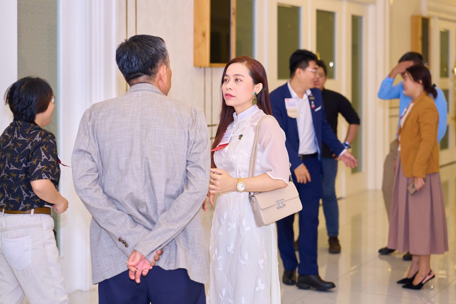 Phiên Giao lưu mở đầu giờ – nơi các chủ doanh nghiệp trao danh thiếp và tìm đúng người cần gặp.