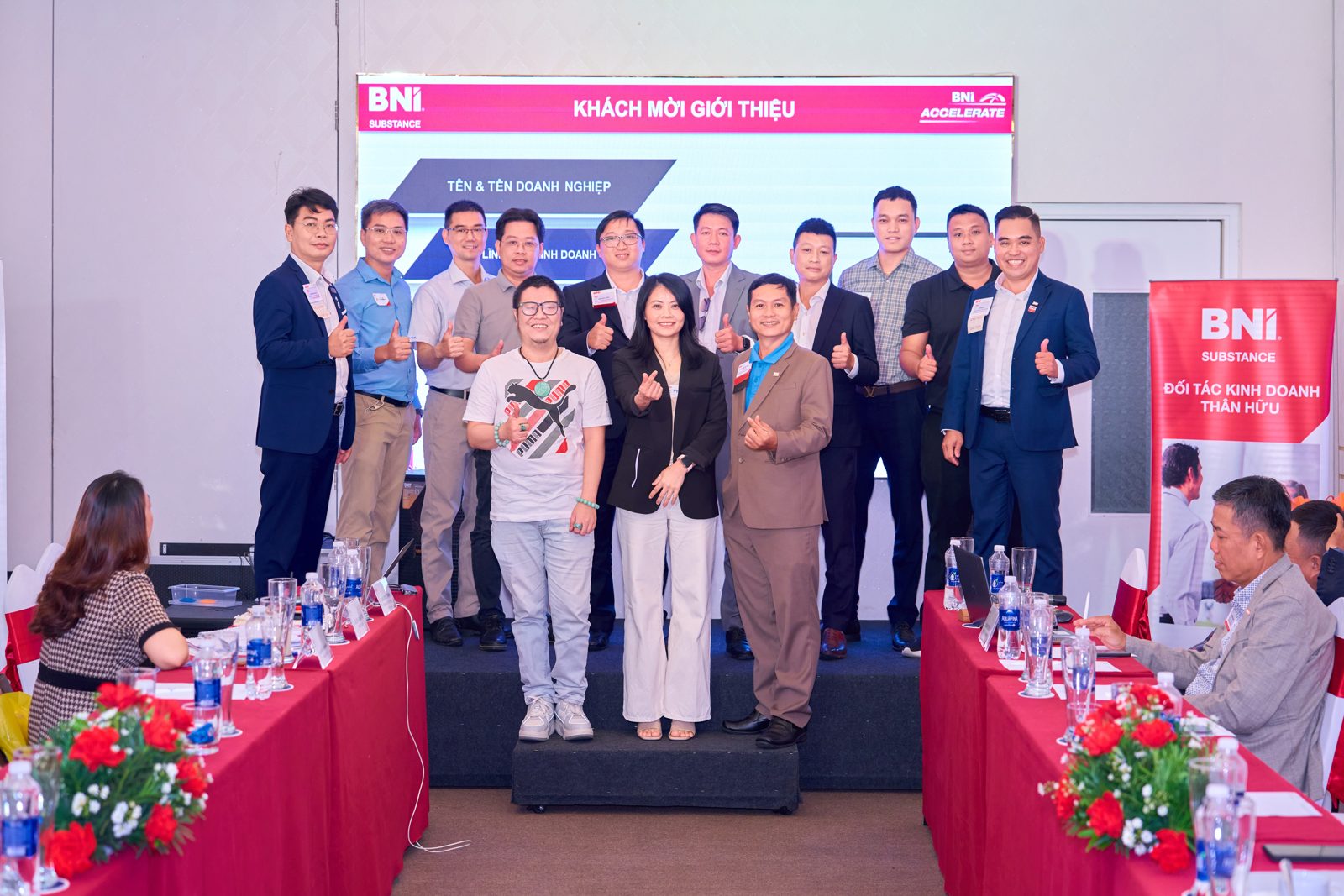 Các khách mời lên sân khấu giới thiệu doanh nghiệp và nhu cầu kết nối.