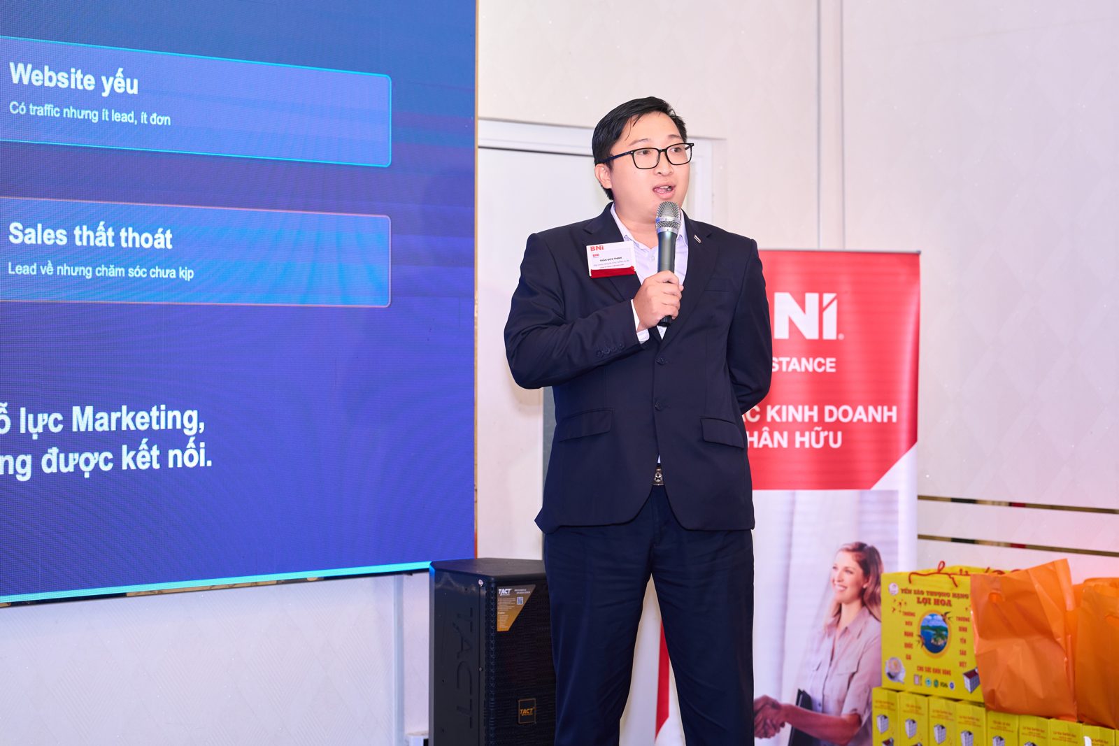 Mr. Trần Đức Thịnh – Giám đốc MMS Solution – trình bày bài Feature Presentation.
