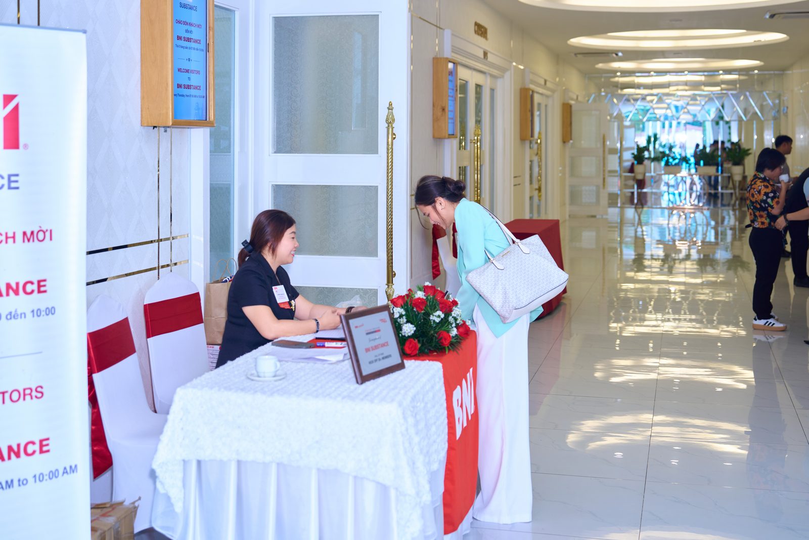 Quầy chào đón khách mời của BNI Substance Chapter được chuẩn bị từ sớm.