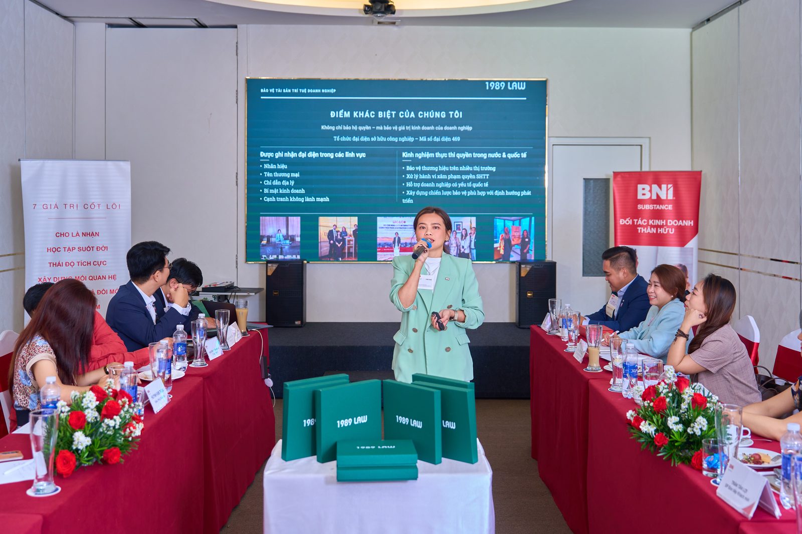 Ms. Nguyễn Thị Bích Chung trình bày Feature Presentation trước Chapter.