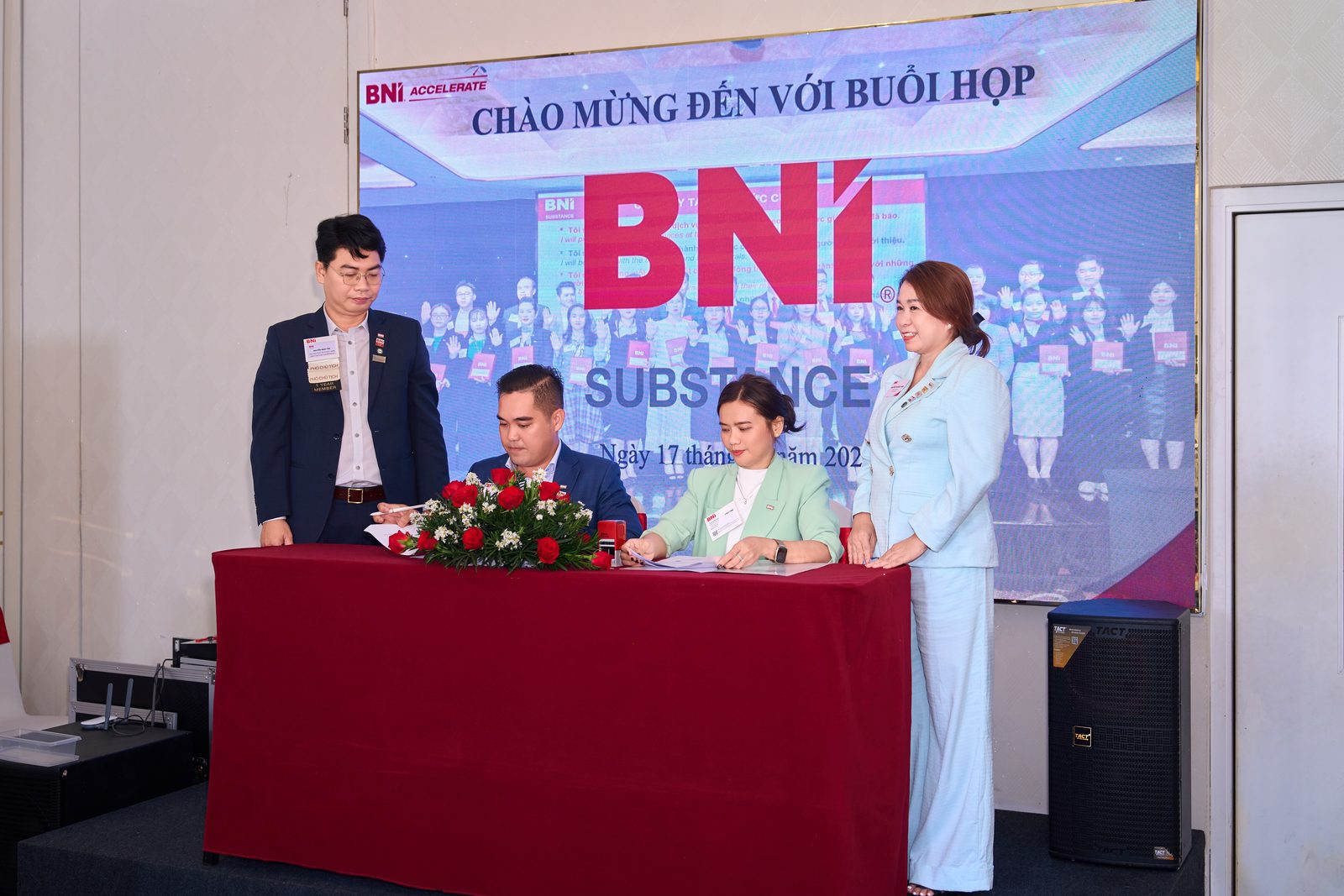 Đại diện Trend Realty và 1989 Law ký kết hợp đồng hợp tác trước sự chứng kiến của Chapter.