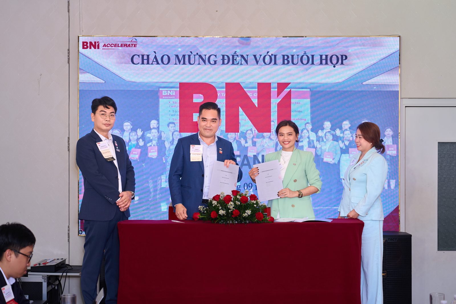 Hai bên trao hợp đồng hợp tác — kết quả cụ thể từ mạng lưới BNI Substance Chapter.
