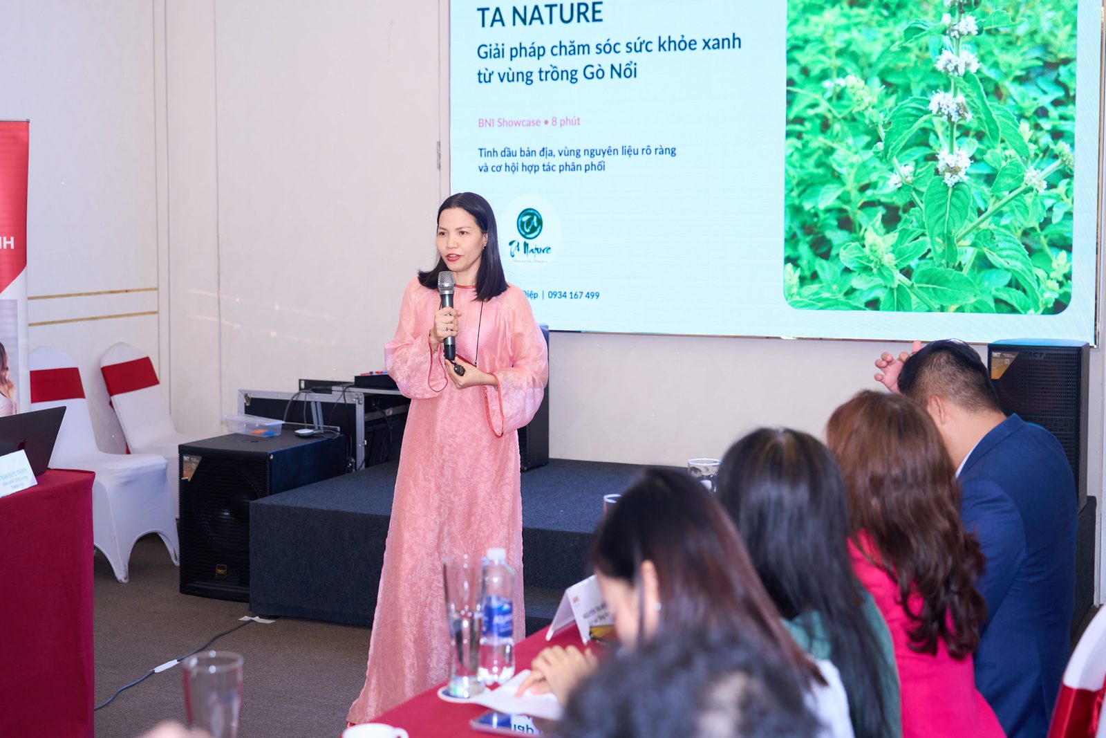 Ms. Nguyễn Thị Diệp trình bày Feature Presentation của TA Nature.