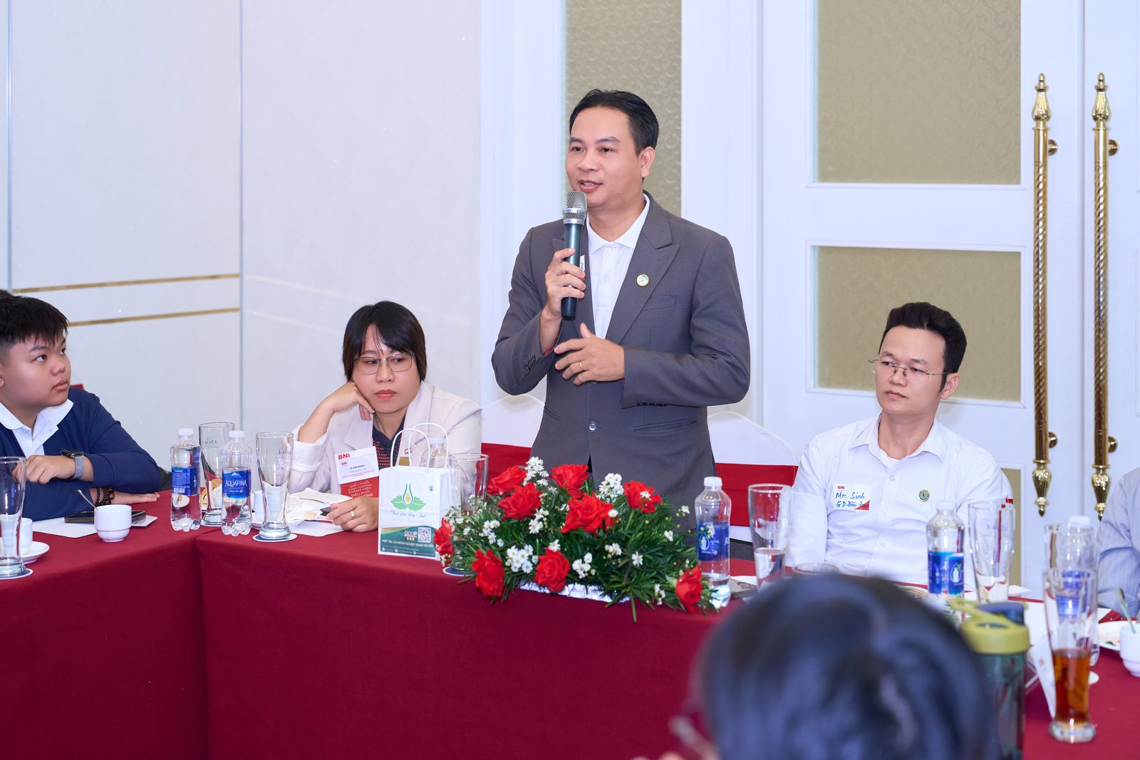 Khách mời chia sẻ về doanh nghiệp và nhu cầu kết nối.