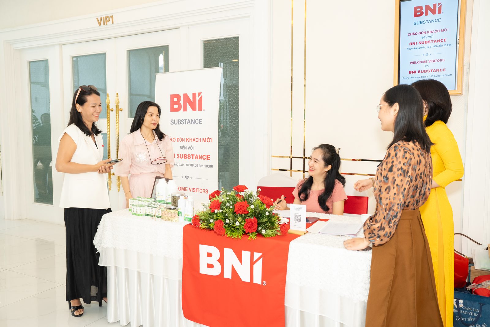 Quầy chào đón khách mời của BNI Substance Chapter trước giờ họp.