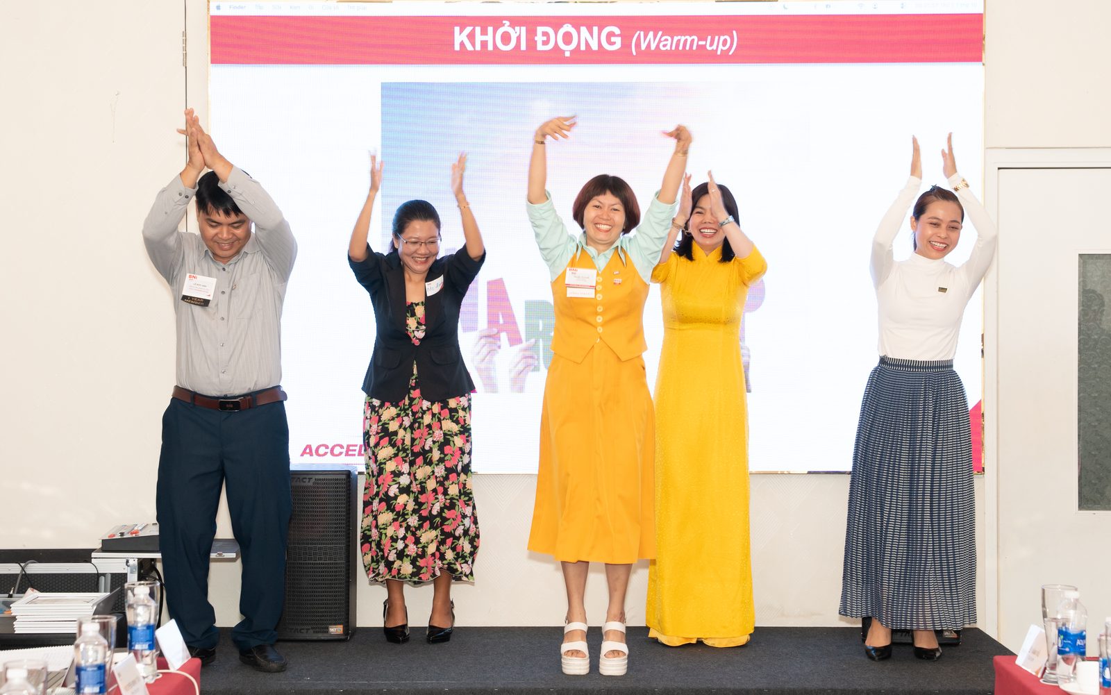 Phần khởi động đầu giờ giúp cả phòng họp vào nhịp.