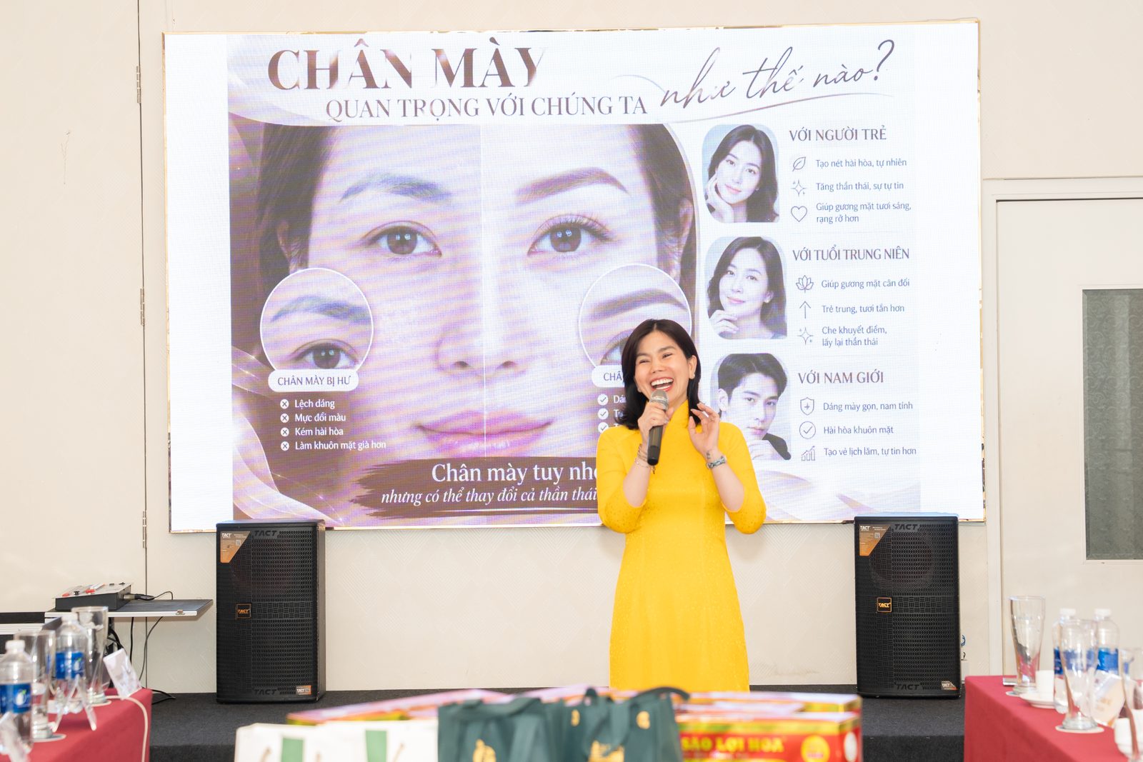Ms. Anna Công mở đầu Feature Presentation bằng câu hỏi về vai trò của chân mày.