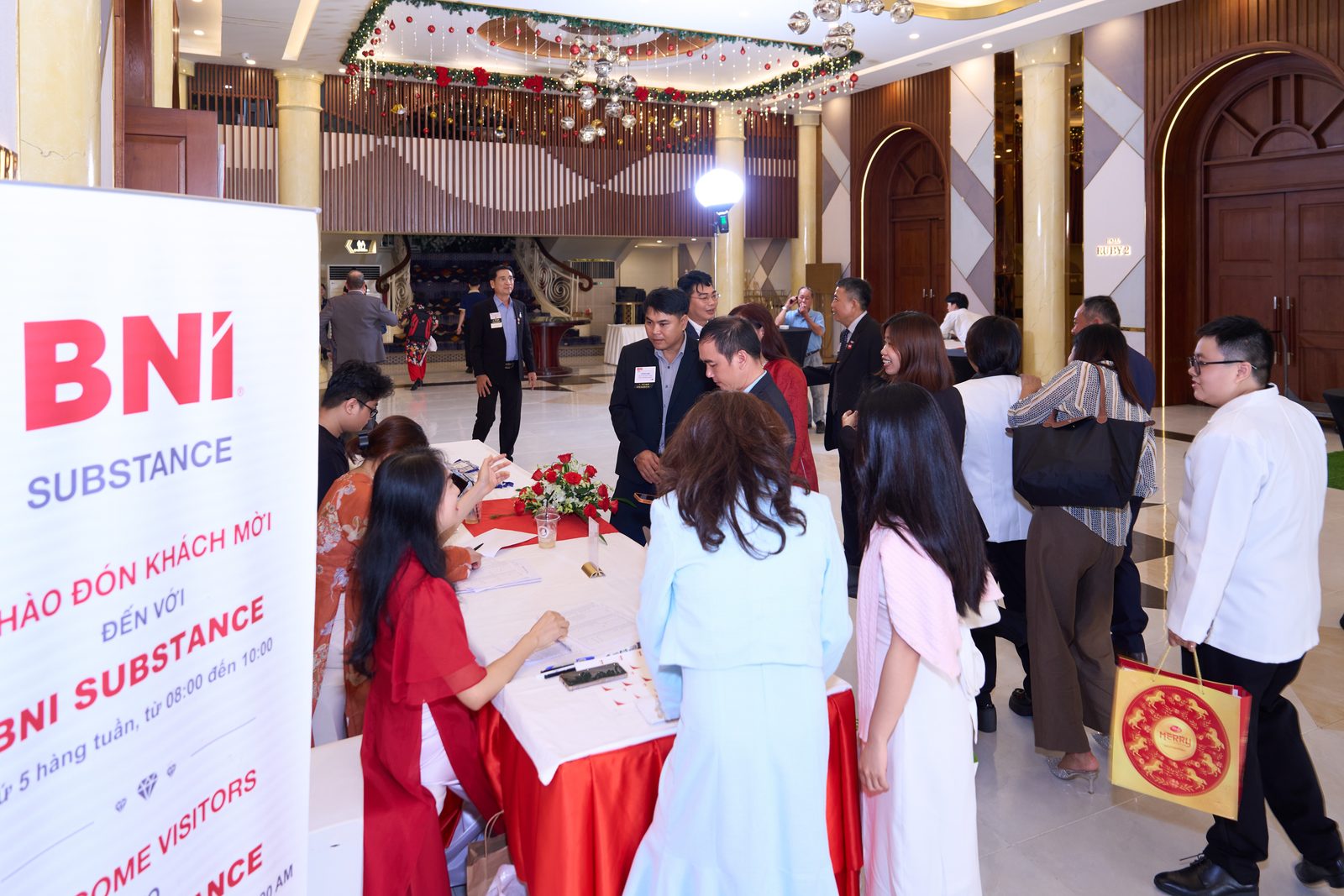 Quầy check-in chào đón thành viên và khách mời đến với Lễ Chuyển giao BNI Substance Chapter.