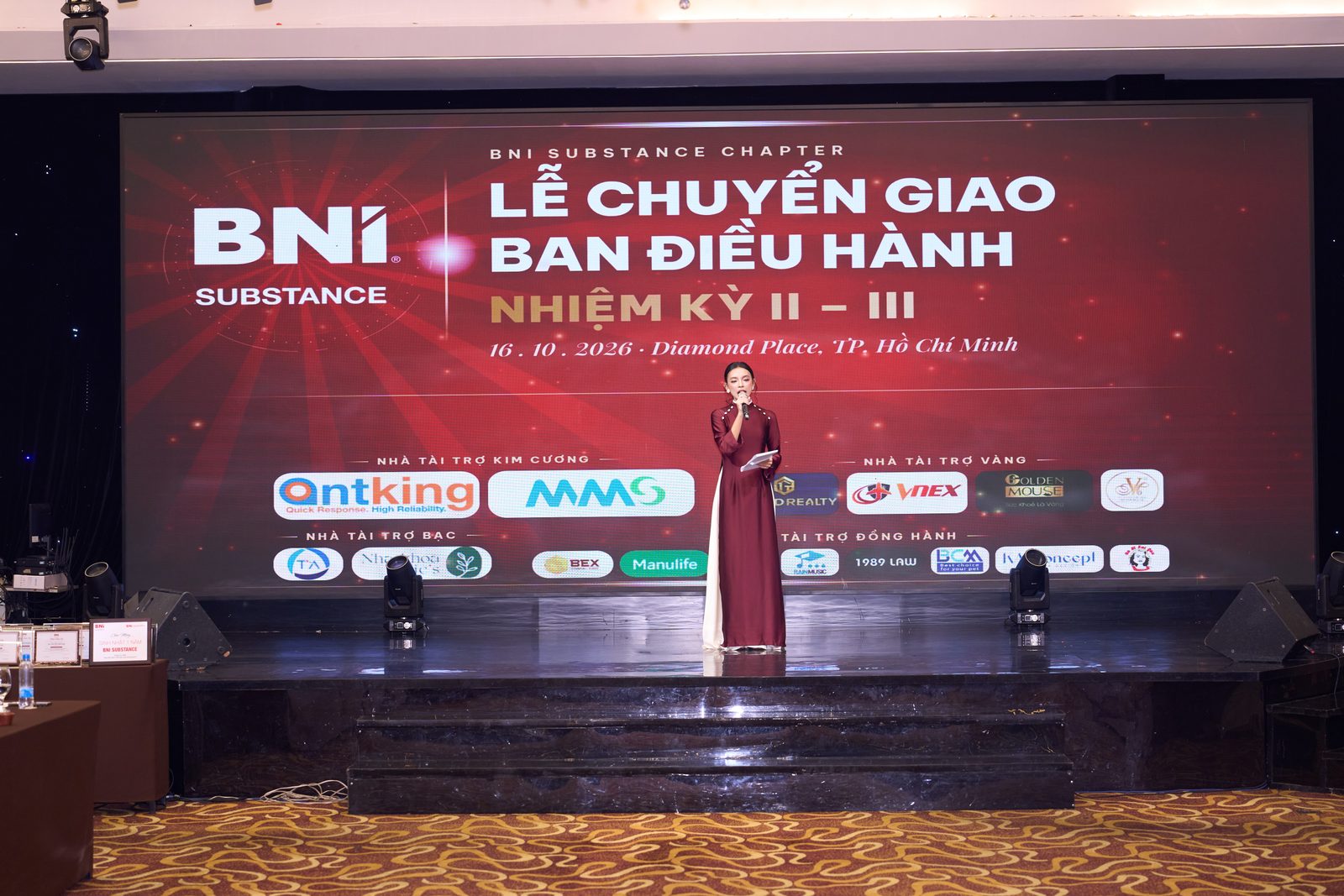Sân khấu Lễ Chuyển giao Ban Điều hành Nhiệm kỳ II – III tại Diamond Place.