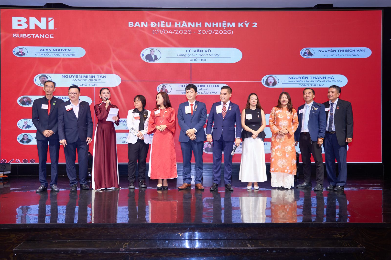 Ban Điều hành BNI Substance Chapter Nhiệm kỳ II (01/04 – 30/09/2026) ra mắt hội trường.
