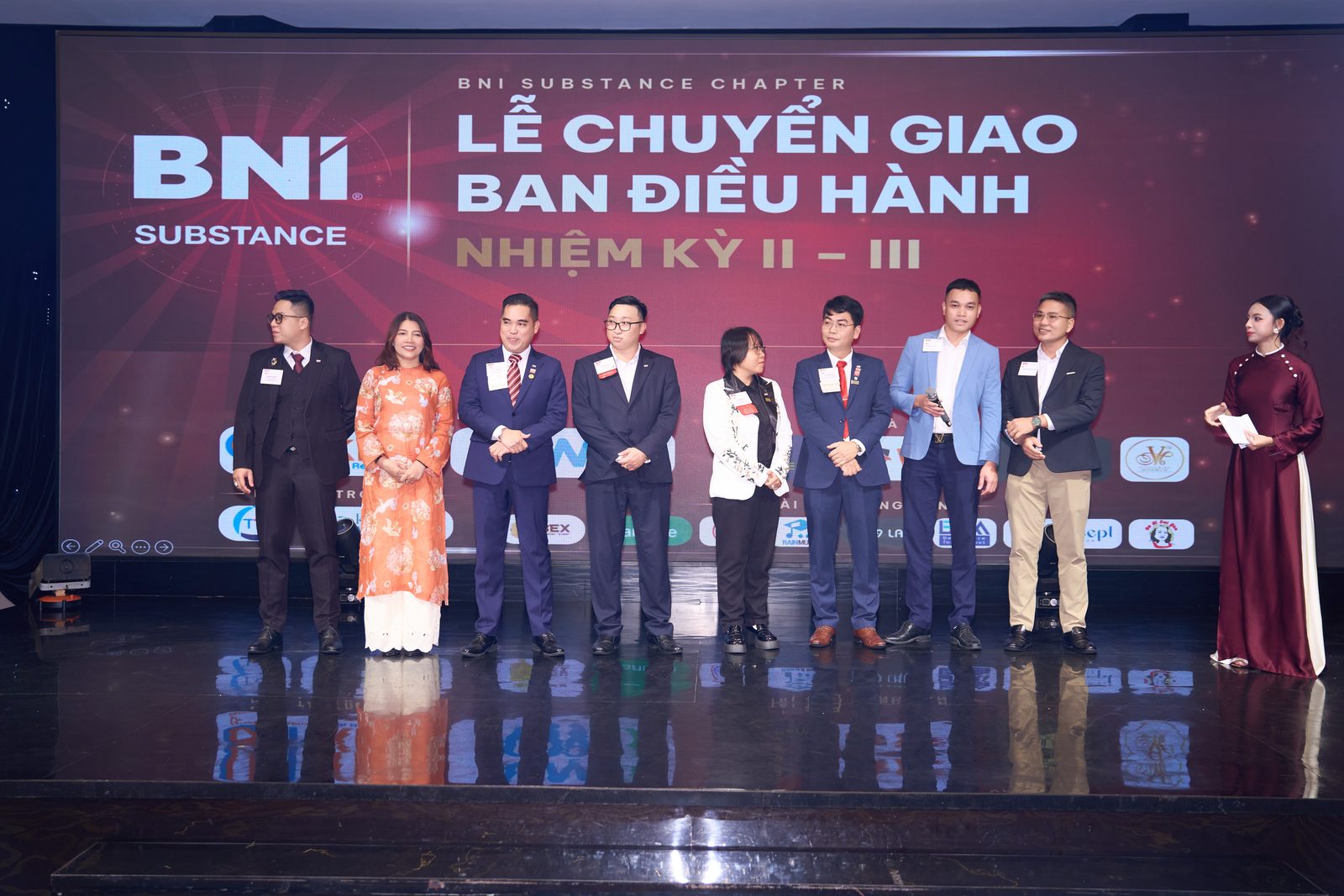 Thành viên mới và thành viên tái gia nhập trên sân khấu Lễ Chuyển giao.