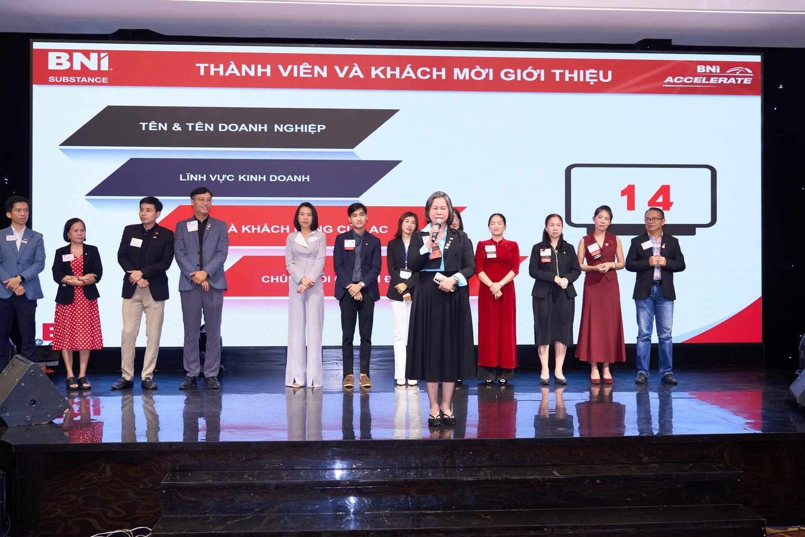 Thành viên và khách mời giới thiệu 20 giây theo từng nhóm.