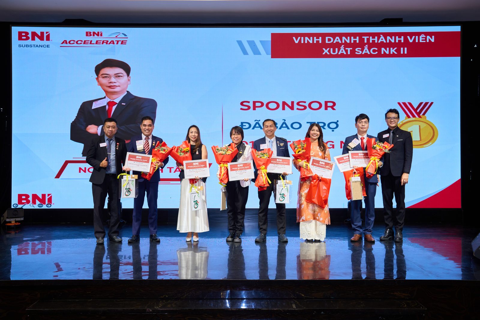Các thành viên hoạt động xuất sắc Nhiệm kỳ II nhận giấy chứng nhận.