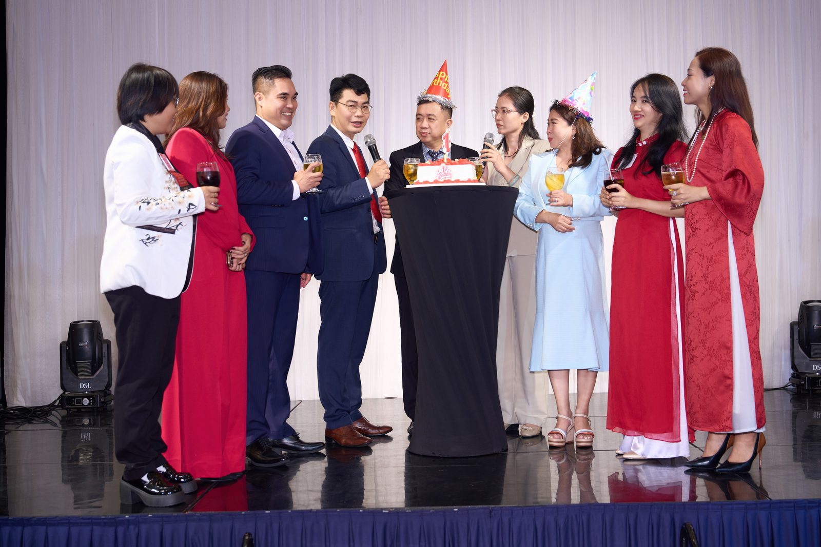 Cắt bánh mừng sinh nhật 01 năm BNI Substance Chapter.