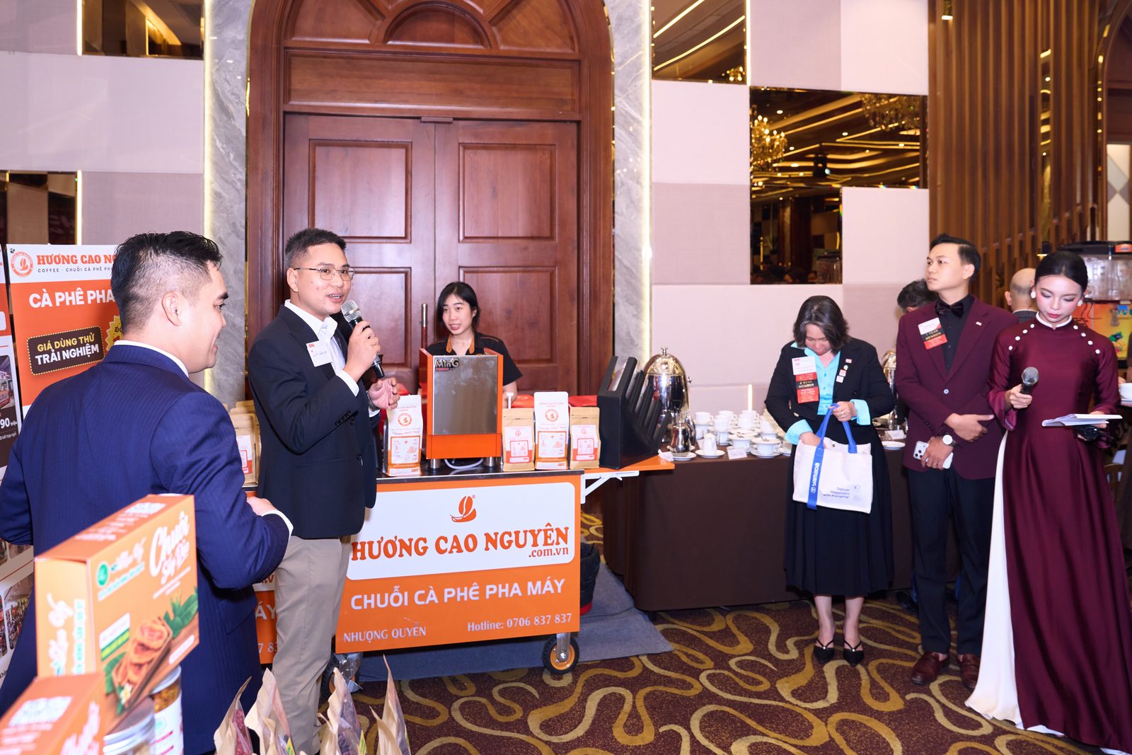 Anh Nguyễn Thành Luận giới thiệu chuỗi cà phê pha máy Hương Cao Nguyên.