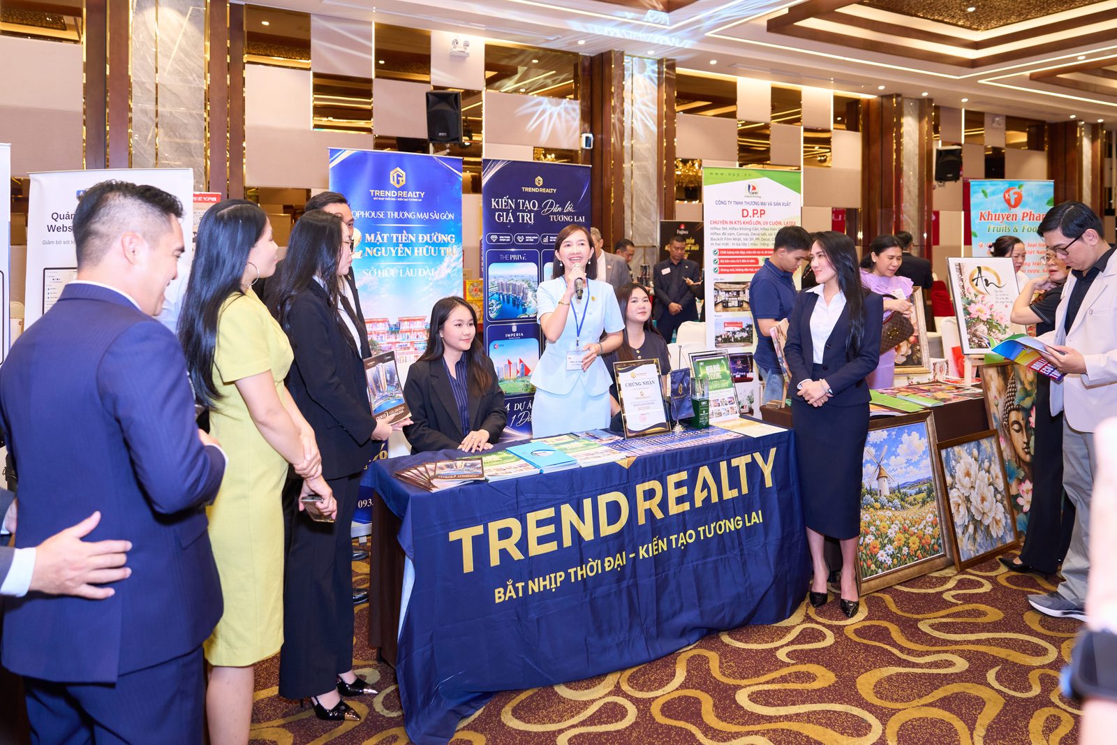Gian hàng Trend Realty thu hút đông đảo khách mời.