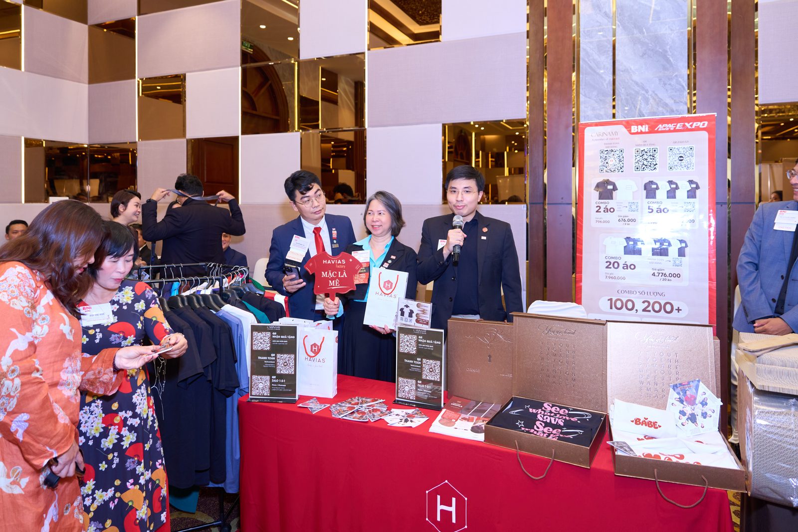 Gian hàng HAVIAS giới thiệu áo đồng phục và quà tặng doanh nghiệp.